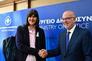 Μπροστά χαμόγελα, πίσω επιθέσεις